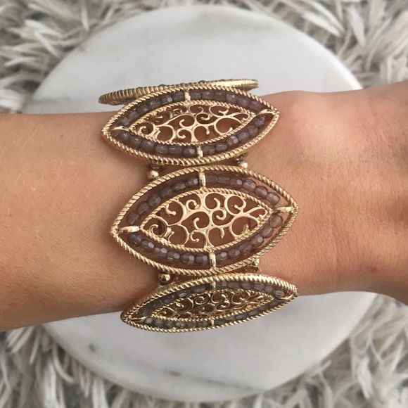 Jewelry - Gold stretch bengal bracelet black bead detail EUC